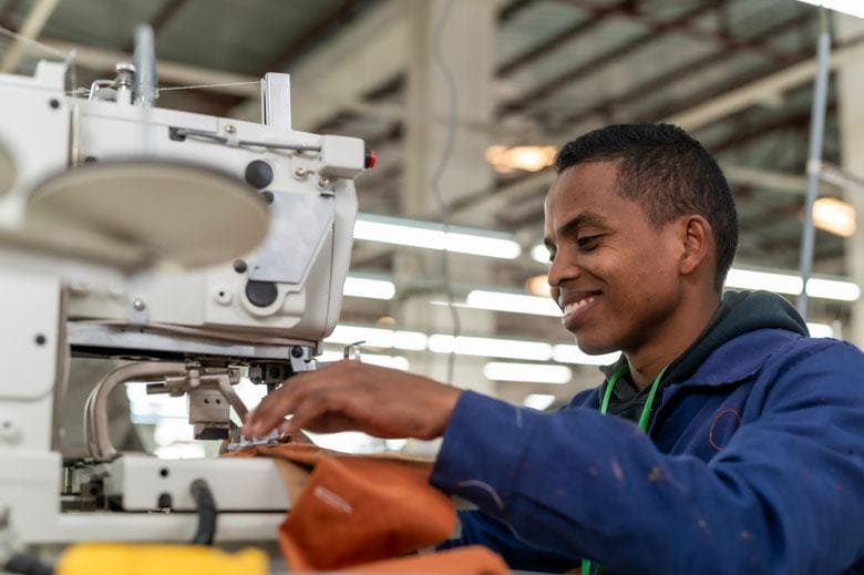 Machiniste entrain de travailler sur une chaine de production dans la région d'Antananarivo, Madagascar.
