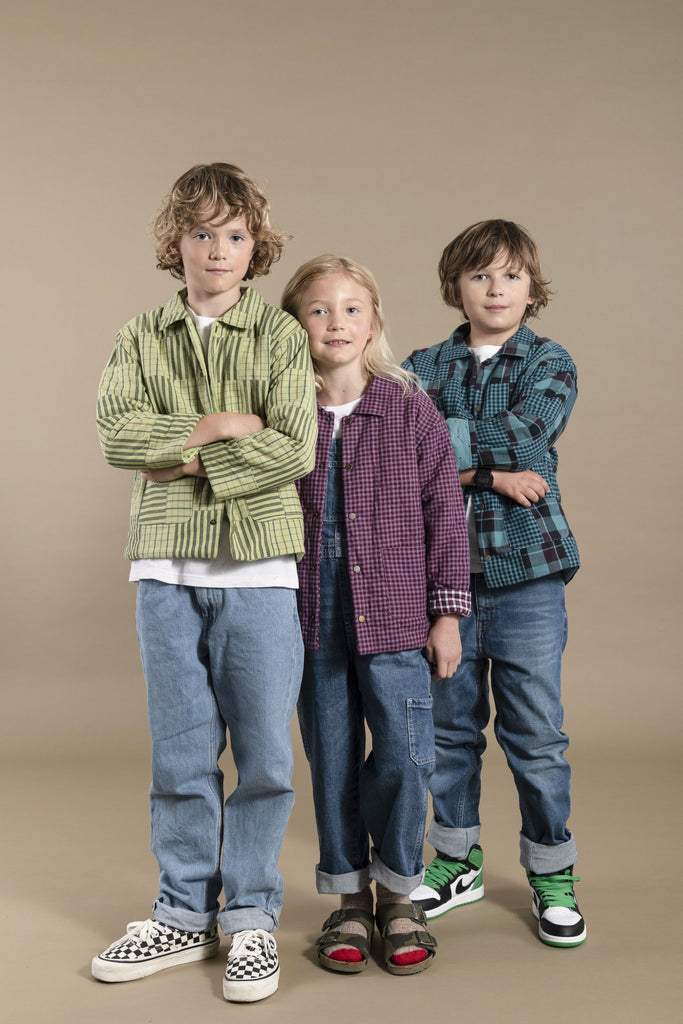 Les trois vestes worker enfant : émeraude, violet et amande.