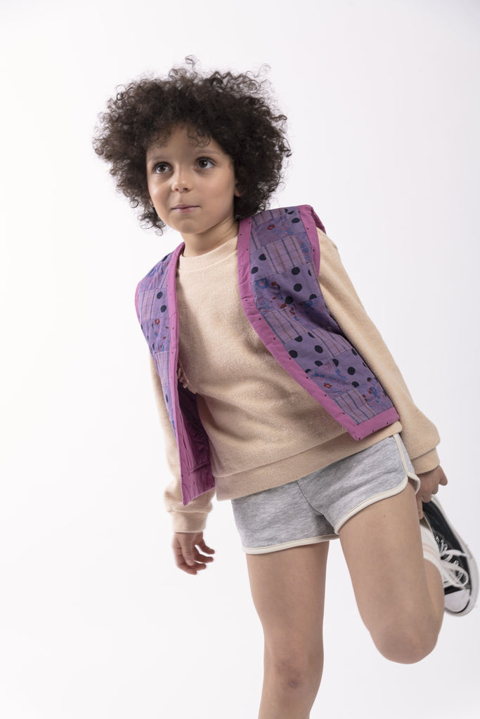 Gilet fille matelassé. Gilet enfant upcycling. Modèle violet en patchwork. Enfant 4 ans à 10 ans.