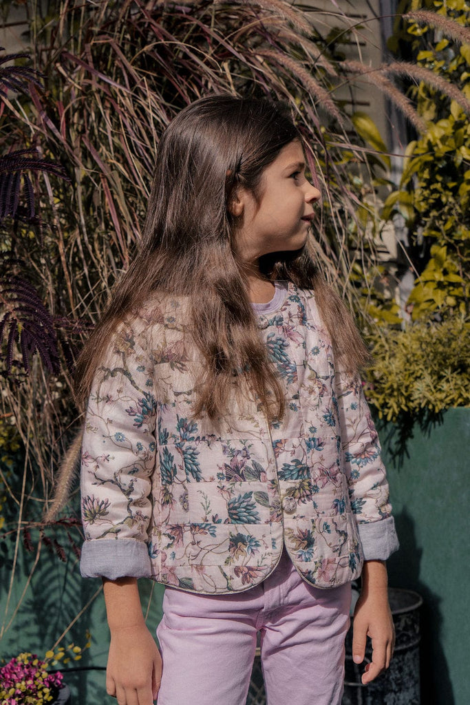 Veste enfant Chantilly-Lavande Azala, 100% recyclée et upcyclée, portés côté Lavande, taille 8 ans. Shooting extérieur, showroom Azala.
