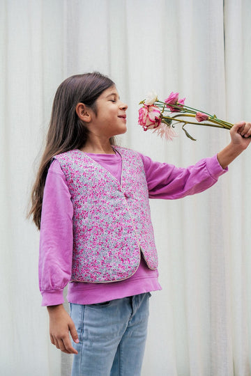 Gilet enfant Griotte-Tagada Azala, 100% recyclé et upcyclé, porté côté Tagada, taille 8 ans. Shooting intérieur, showroom Azala.